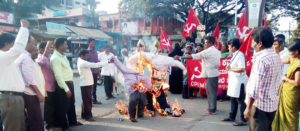 ಆರ್.ಎಸ್.ಎಸ್. ಬಿಜೆಪಿ ಕಾರ್ಯಕರ್ತರಿಂದ ಸಿಪಿಐಎಂ ಕಛೇರಿ ಮೇಲೆ ಧಾಳಿ ಖಂಡಿಸಿ ದಾಂಡೇಲಿಯಲ್ಲಿ ಪ್ರತಿಭಟನೆ